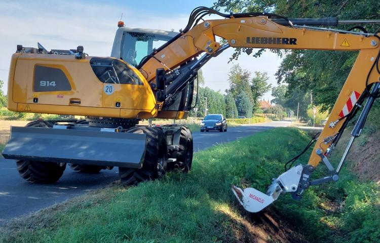 Radbagger mit 3m Mähkorb